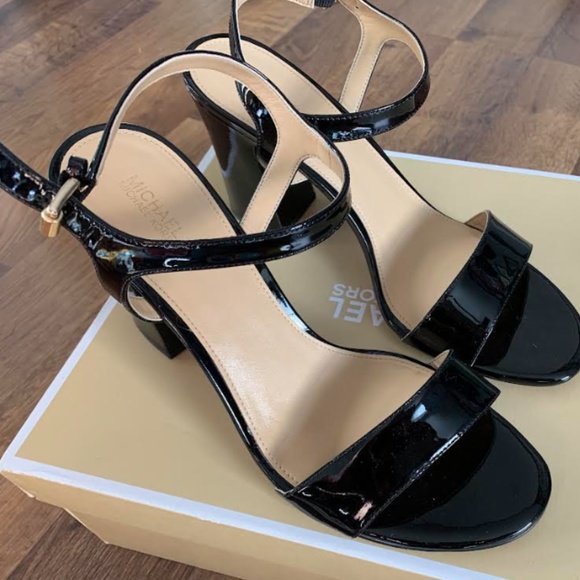 🆕 MK Tori Patent Sandals - Picture 5 of 11